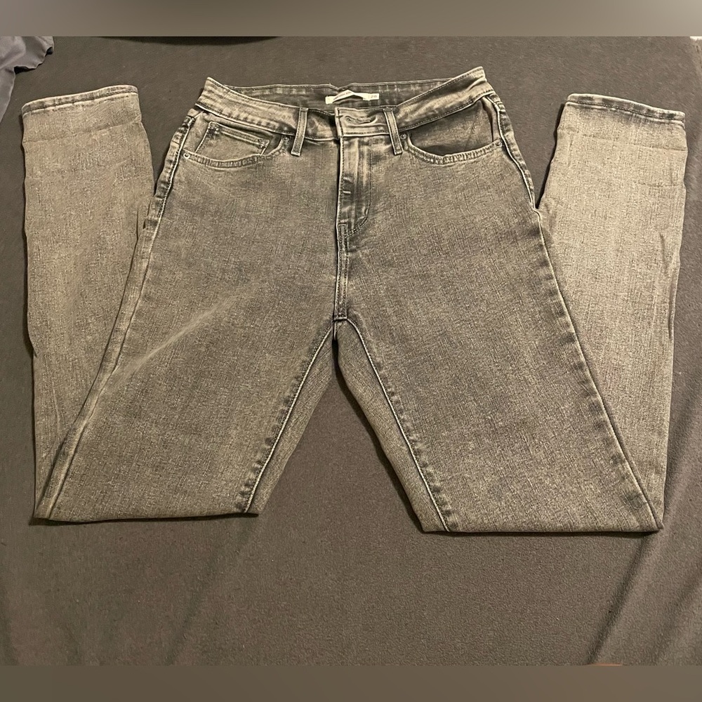 LIKE NEW Levi's 721 High Rise Skinny Size 28 - Gray